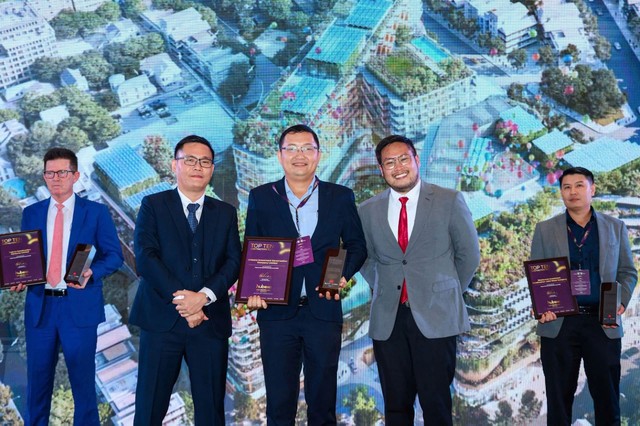 Đại diện Unicons nhận giải