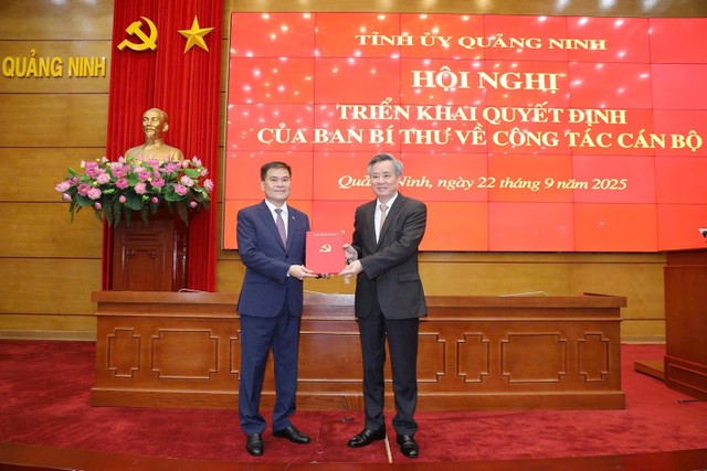 Ông Nguyễn Quang Dương, Ủy viên Trung ương Đảng, Phó trưởng ban Ban Tổ chức Trung ương trao Quyết định cho ông Bùi Văn Khắng. Ảnh: Thanh Tùng