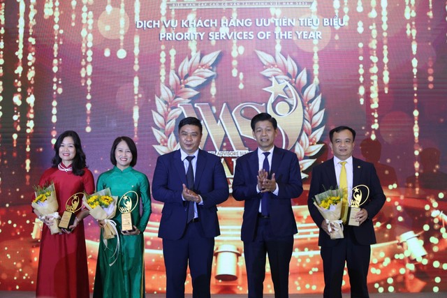 Đại diện Vietcombank (thứ 2 từ trái) nhận vinh danh ở hạng mục "Dịch vụ khách hàng ưu tiên tiêu biểu". Ảnh: Dũng Minh