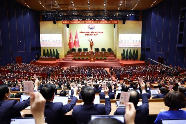 Đại biểu biểu quyết thông qua Nghị quyết Đại hội XIV của Đảng. Ảnh: TTXVN