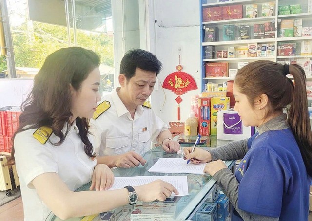 Công chức Thuế tỉnh Ninh Bình hỗ trợ hộ Kl992 VIP Trang Chủ 2026 chuyển sang phương thức kê khai. Ảnh: TN.