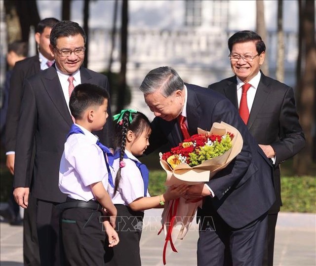 Thiếu nhi Lào tặng hoa, chào mừng Tổng Bí thư Tô Lâm thăm cấp 99Kl99 trực tiếp đá gà tới CHDCND Lào - Ảnh: TTXVN