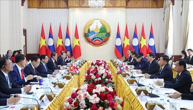 Thủ tướng Phạm Minh Chính gặp Thủ tướng Lào Sonexay Siphandone. Ảnh: Dương Giang/TTXVN