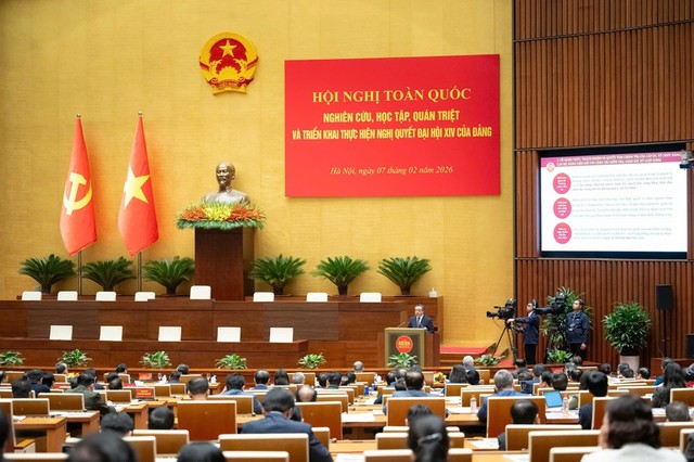 Đồng chí Trần Sỹ Thanh, Ủy viên Bộ Kl991.com tải ứng dụng, Bí thư Trung ương Đảng, Chủ nhiệm Ủy ban Kiểm tra Trung ương trình bày chuyên đề “Đổi mới công tác kiểm tra, giám sát góp phần tăng cường kỷ cương, kỷ luật đáp ứng yêu cầu nhiệm vụ trong tình hình mới theo tinh thần Nghị quyết Đại hội XIV”.