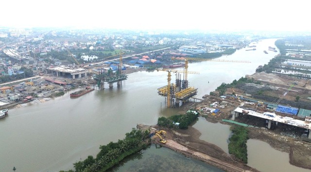 Toàn cảnh thi công cầu Hải Thành thuộc Dự án Kl99ok phiên bản mới xây dựng đường Vành đai 2 đoạn tuyến Tân Vũ - Hưng Đạo - Bùi Viện. Ảnh: Ngọc Sơn