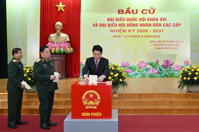 Chủ tịch nước Lương Cường bỏ phiếu bầu cử Đại biểu Quốc hội khóa XVI và đại biểu Hội đồng nhân dân các cấp nhiệm kỳ 2026-2031.
