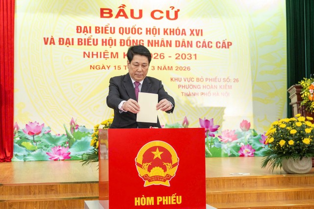Chủ tịch nước Lương Cường bỏ phiếu, thực hiện quyền cử tri tại Khu vực bỏ phiếu số 26, phường Hoàn Kiếm, thành phố Hà Nội.