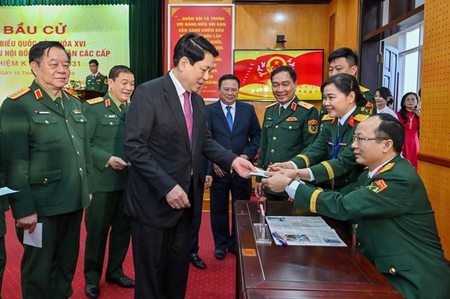 Tổ bầu cử triển khai đóng dấu "đã bỏ phiếu" vào thẻ cử tri.