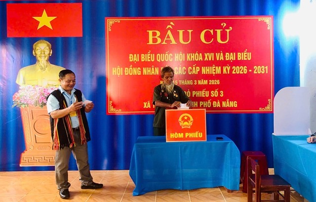 Cử tri ở xã Trà Đốc tham gia bỏ phiếu bầu cử đại biểu Quốc hội khóa XVI và đại biểu HĐND các cấp nhiệm kỳ 2026-2031.
