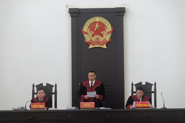Chủ tọa đọc bản án phúc thẩm chiều nay.