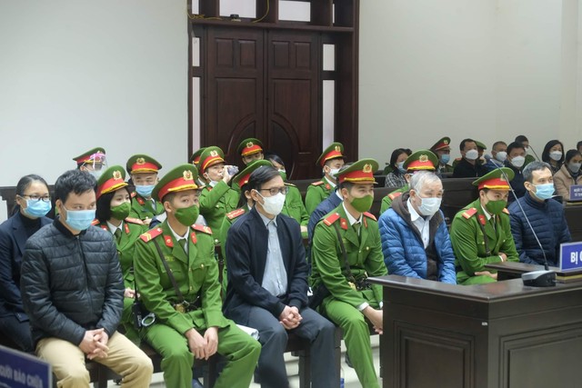 Các bị cáo hầu tòa.