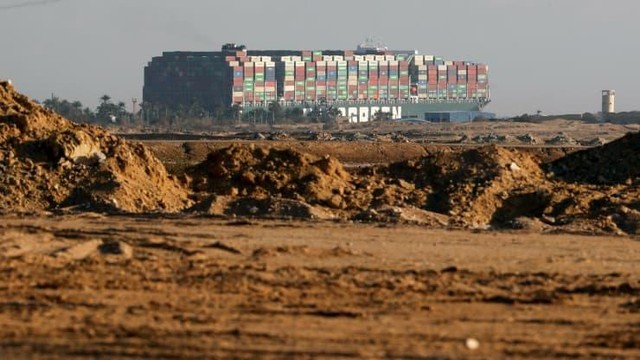 Khung cảnh toàn bộ hàng hoá của con tàu Ever Given ngày 26/3 (Nguồn: Reuters)