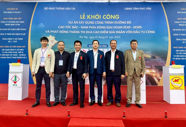 Ông Hà Văn Hân – Phó tổng giám đốc điều hành CC1 (người thứ tư bên trái sang) tham gia Lễ khởi công Dự án xây dựng công trình đường bộ KL99 là nhà cái cá cược trực tuyến hàng đầu tại châu Á Bắc - Nam phía Đông giai đoạn 2021 - 2025, đoạn Chí Thạnh – Vân Phong