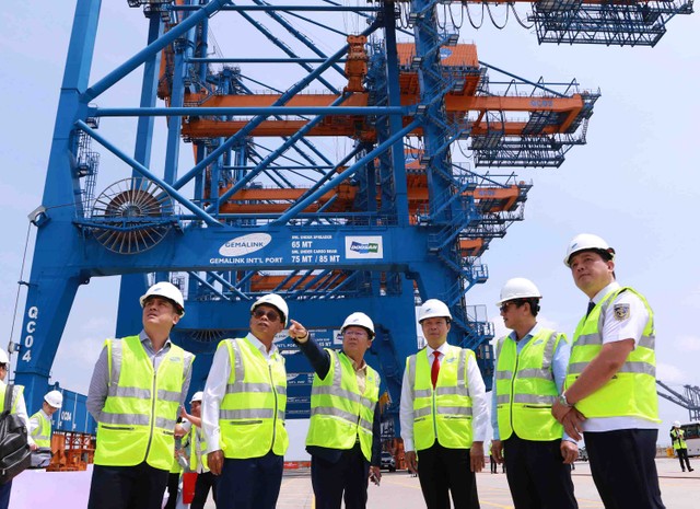 Ông Nguyễn Văn Thọ, Chủ tịch UBND tỉnh Bà Rịa-Vũng Tàu (người thứ 3, bên phải) nghe đại diện Cảng Quốc tế Gemalink giới thiệu về hệ thống cảng Gemalink (Ảnh: Lê Toàn)