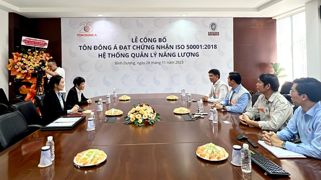 Đại diện Công ty cổ phần Tôn Đông Á trao đổi và chia sẻ định hướng hoạt động Kl994 nhà cái bóng đá world cup Kl992 VIP Trang Chủ 2026 của Tôn Đông Á với Đại diện Công ty TNHH Bureau Veritas Việt Nam