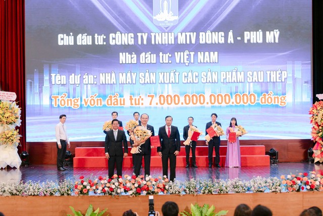 Ông Hồ Song Ngọc, Tổng giám đốc Tôn Đông Á kiêm Tổng giám đốc Công ty TNHH MTV Đông Á - Phú Mỹ nhận giấy chứng nhận Kl99ok phiên bản mới Nhà máy Kl994 nhà cái bóng đá world cup mới (Nhà máy 4)