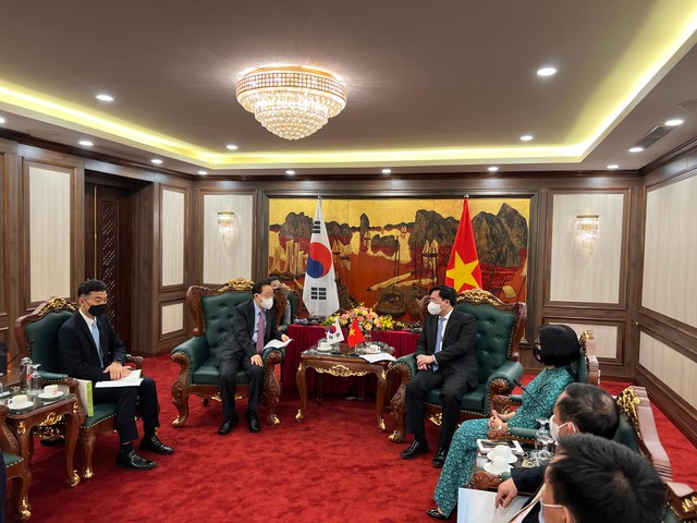 Thứ trưởng Bộ Kế hoạch và Kl99ok phiên bản mới Trần Duy Đông và Chủ tịch Hội đồng quản lý KODIT, ông Yoon Dae-hee tại lễ ký kết