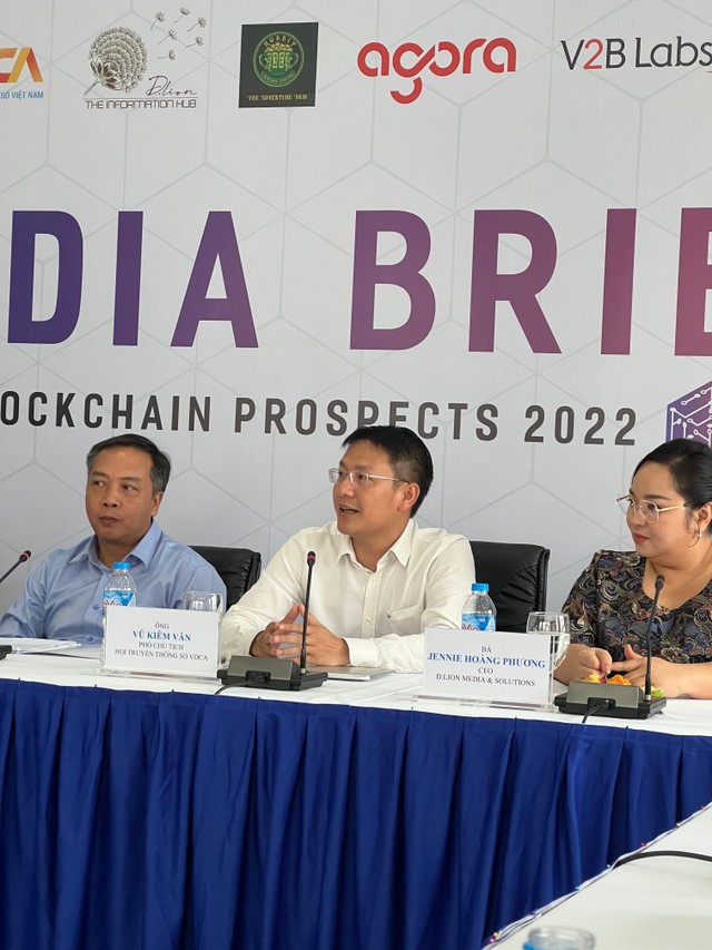 Ông Vũ Kiêm Văn (giữa), Phó chủ tịch hội truyền thông số (VDCA) chia sẻ tại buổi họp báo.