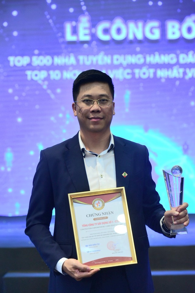 Ông Lê Bảo Anh chụp hình cùng kỷ niệm chương tại lễ công bố