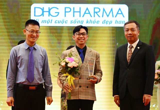 Ông Đoàn Đình Duy Khương, Tổng giám đốc điều hành Dược Hậu Giang nhận hoa và kỷ niệm chương của Ban tổ chức Hội thảo.