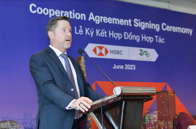 Ông Tim Evans, Tổng Giám đốc HSBC Việt Nam phát biểu tại lễ ký kết.