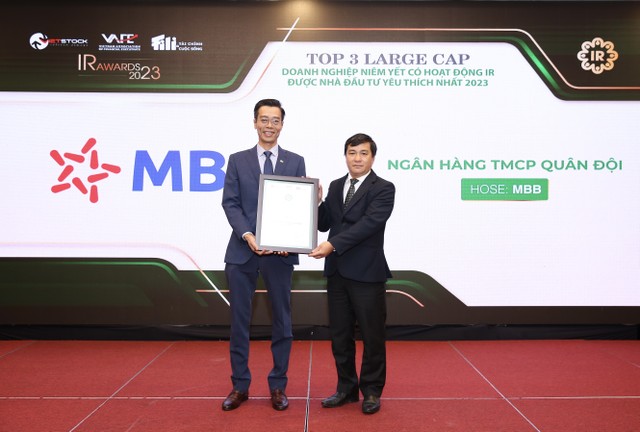 Ông Đàm Nhân Đức - Kl992 cổng game cá cược trưởng MB đại diện nhận giải thưởng