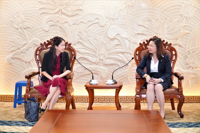 Bà Vũ Thị Chân Phương, Chủ tịch UBCKNN (phải) và bà Abigail Ng, Giám đốc điều hành cấp cao thuộc Ban chính sách thị trường và Người tiêu dùng của MAS tại buổi làm việc