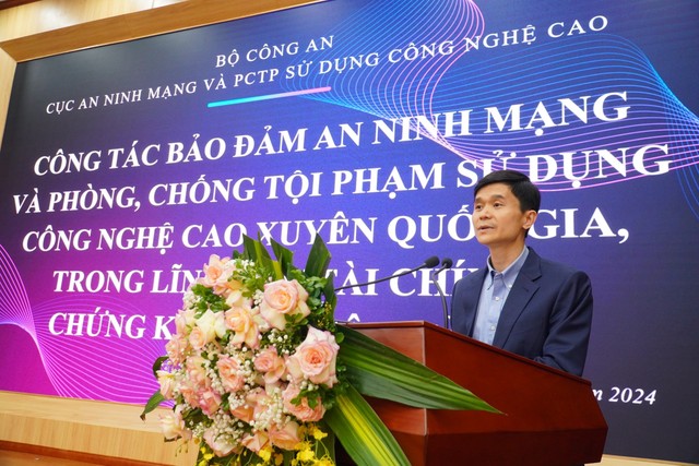 Trung tá Nguyễn Thành Chung, Phó Trưởng phòng, Cục An ninh mạng và phòng chống Kl99ok khuyến mãi lớn sử dụng công nghệ cao - Bộ Công an trình bày tại Hội nghị