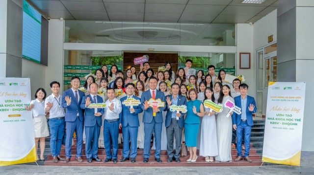 Đại diện 99Kl99 link đăng nhập KB Việt Nam, lãnh đạo ĐHQGHN và 40 sinh viên xuất sắc được nhận học bổng kỳ 2023 - 2024
