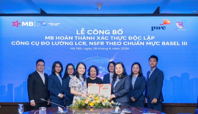 Bà Phạm Thị Trung Hà, Phó tổng giám đốc MB nhận giấy chứng nhận hoàn thành xác thực độc lập công cụ đo lường LCR, NSFR theo chuẩn mực Basel III (Ảnh: MB)