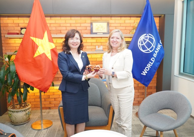 Bà Vũ Thị Chân Phương, Chủ tịch UBCK và bà Mariam Sherman, tân Giám đốc quốc gia của WB Bà Vũ Thị Chân Phương, Chủ tịch UBCK và bà Mariam Sherman, tân Giám đốc quốc gia của WB