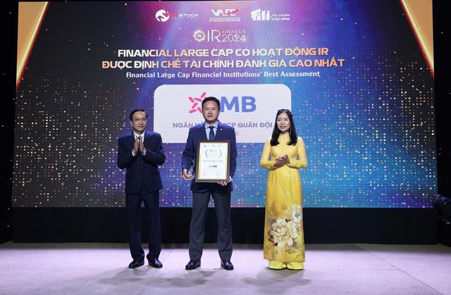 Ông Hà Trọng Khiêm – Phó Tổng giám đốc đại diện MB nhận giải thưởng Financial Large Cap có hoạt động IR được Định chế Kl991.com nạp rút nhanh đánh giá cao nhất