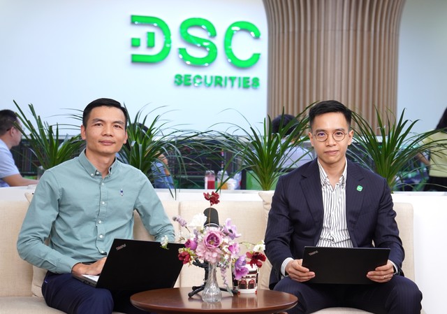 Ông Trần Minh Toản, Giám đốc Kl991.com nạp rút nhanh (trái) và ông Trương Thái Đạt, Giám đốc phân tích, CTCK DSC