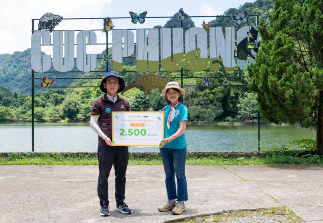 Ông Park Kang Hyun – Tổng giám đốc KBSV trao tặng chứng nhận trồng 2500 cây cho VQG Cúc Phương và Rừng Mùa Xuân – Cần Thơ Ông Park Kang Hyun – Tổng giám đốc KBSV trao tặng chứng nhận trồng 2500 cây cho VQG Cúc Phương và Rừng Mùa Xuân – Cần Thơ