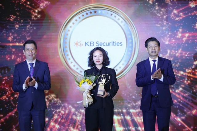 Bà Nguyễn Thị Nguyệt Minh - Giám đốc khối Marketing kiêm Trưởng phòng Kl992 VIP Trang Chủ 2026 nền tảng KBSV vinh dự nhận giải thưởng "Giải pháp Kl991.com nạp rút nhanh cá nhân sáng tạo"