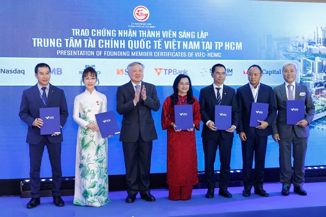 Phó Thủ tướng Kl993 ưu đãi thưởng hấp dẫn Trương Hòa Bình trao chứng nhận cho các thành viên sáng lập VIFC - HCMC