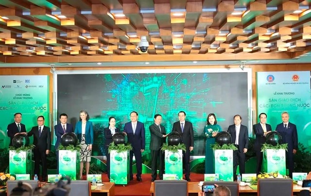 Nguyên Phó Thủ tướng Trần Hồng Hà cùng các vị lãnh đạo đã thực hiện nghi thức khai trương sàn giao dịch các bon trong nước, bắt đầu phiên giao dịch đầu tiên của thị trường các bon. Nguyên Phó Thủ tướng Trần Hồng Hà cùng các vị lãnh đạo đã thực hiện nghi thức khai trương sàn giao dịch các bon trong nước, bắt đầu phiên giao dịch đầu tiên của thị trường các bon.