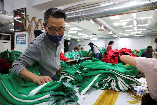 Những bộ đồ thể thao mới được Kl994 nhà cái bóng đá world cup lấy cảm hứng từ loạt phim Netflix "Squid Game" tại một nhà máy tư nhân nhỏ ở Seoul, Hàn Quốc.