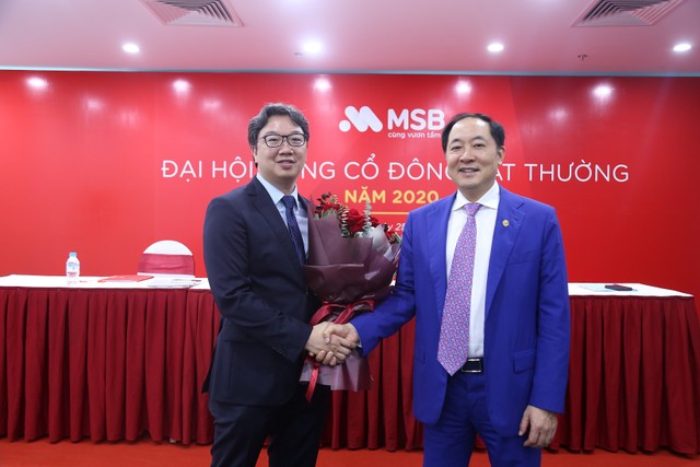 Ông Nguyễn Hoàng Linh nhận hoa chúc mừng từ ông Trần Anh Tuấn, Chủ tịch HĐQT MSB