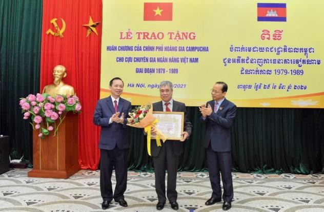 Đại sứ Đặc mệnh toàn quyền Vương quốc Campuchia tại Việt Nam Chay Navuth, Phó thống đốc Thường trực NHNN Đào Minh Tú trao tặng Huân chương Hoàng gia Campuchia cho cán bộ Ban K Đại sứ Đặc mệnh toàn quyền Vương quốc Campuchia tại Việt Nam Chay Navuth, Phó thống đốc Thường trực NHNN Đào Minh Tú trao tặng Huân chương Hoàng gia Campuchia cho cán bộ Ban K