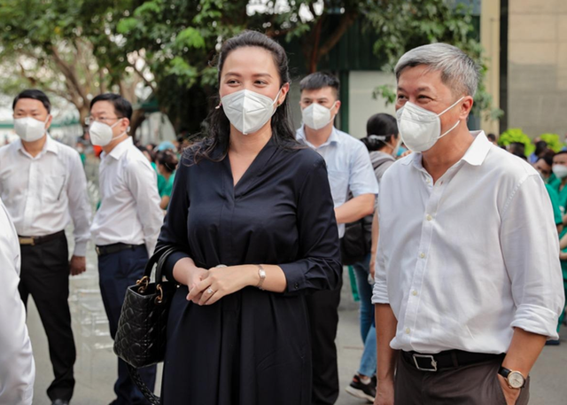 Ông Nguyễn Trường Sơn, Thứ trưởng Bộ Y tế và bà Trương Huệ Vân, Tổng Giám đốc Kl994 game bài casino hấp dẫn Vạn Thịnh Phát – chủ Kl99ok phiên bản mới