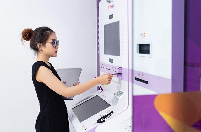 Nếu các phòng giao dịch bị tạm dừng hoạt động hoặc điều chỉnh giờ giao dịch vì dịch bệnh, khách hàng khi cần vẫn có thể đến các điểm LiveBank bất cứ lúc nào để gửi tiền, rút tiền, mở sổ tiết kiệm và kể cả là mở thẻ lấy ngay.