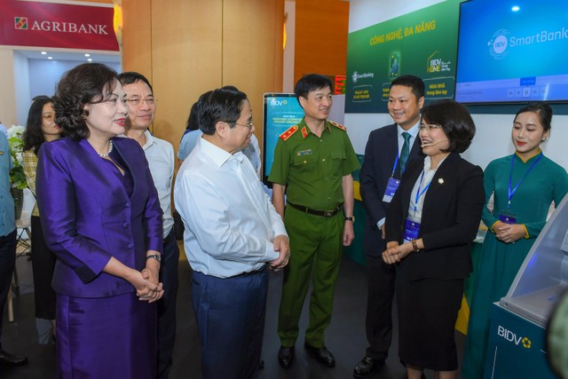 Thủ tướng Phạm Minh Chính và Thống đốc NHNN Việt Nam Nguyễn Thị Hồng tham quan Triển lãm trưng bày các sản phẩm, dịch vụ tiêu biểu về ứng dụng khoa học công nghệ, chuyển đổi số của ngành Link Vào Nhà Cái KL99 COM Tặng +199k