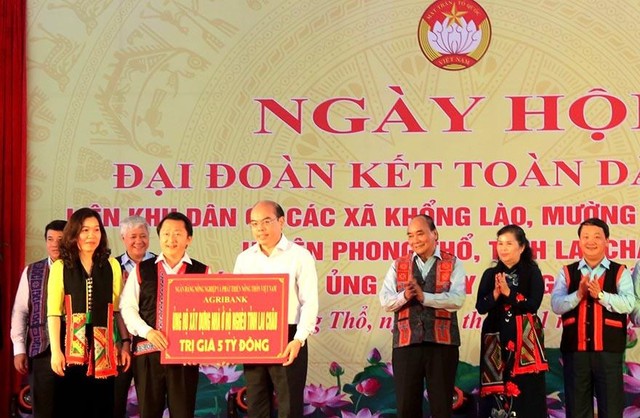 Đại diện Agribank, đồng chí Trần Văn Thịnh, Phó bí thư Thường trực Đảng ủy trao tặng 100 căn nhà đại đoàn kết với tổng trị giá 05 tỷ đồng