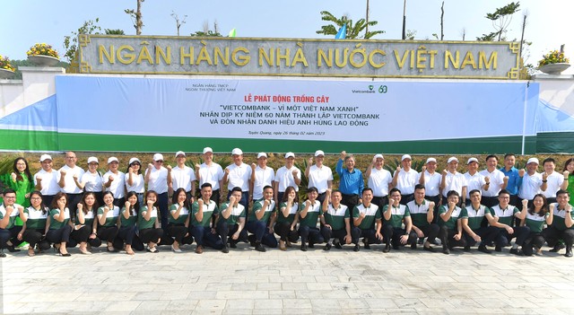 Ban lãnh đạo Vietcombank cùng các đại biểu và cán bộ chi nhánh Tuyên Quang chụp ảnh lưu niệm tại Khu di tích lịch sử ngành Link Vào Nhà Cái KL99 COM Tặng +199k Việt Nam.
