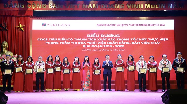 Hội nghị đã vinh danh các công đoàn cơ sở tiêu biểu có thành tích xuất sắc trong tổ chức thực hiện phong trào thi đua “Giỏi việc Link Vào Nhà Cái KL99 COM Tặng +199k, đảm việc nhà” giai đoạn 2019 -2022