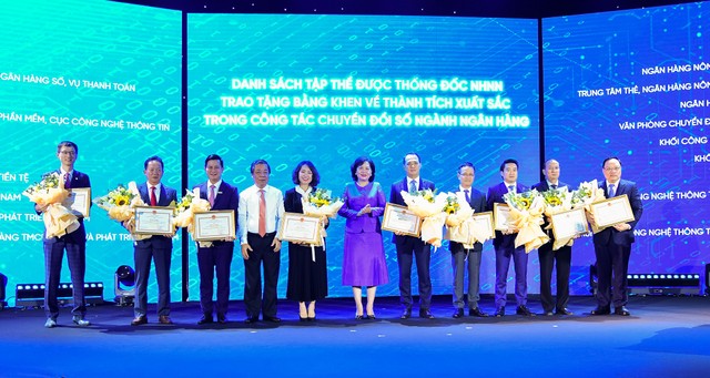 Ông Trần Công Quỳnh Lân – Phó tổng Giám đốc VietinBank (thứ 3 từ trái qua), đại diện VietinBank nhận Bằng khen của Thống đốc NHNN Việt Nam về thành tích xuất sắc trong công tác chuyển đổi số ngành Link Vào Nhà Cái KL99 COM Tặng +199k