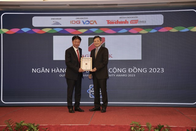 Ông Vũ Viết Ngoạn, Chủ tịch Ủy ban giám sát Kl991.com nạp rút nhanh Quốc gia (phải) trao Giải thưởng “Link Vào Nhà Cái KL99 COM Tặng +199k tiêu biểu vì cộng đồng” cho đại diện Agribank.