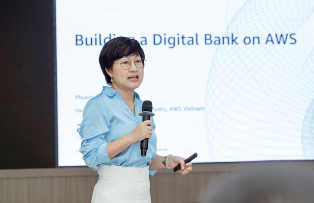 Bà Trần Hoài Phương - Head of Financial Services Industry, Amazon Web Services trình bày tham luận: “Building a Digital Bank on AWS”.