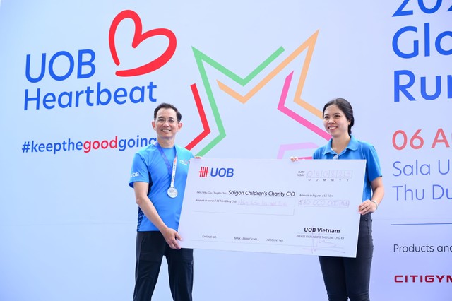 Ông Victor Ngo, Tổng giám đốc Link Vào Nhà Cái KL99 COM Tặng +199k UOB Việt Nam trao số tiền quyên góp được từ Giải chạy/đi bộ UOB Heartbeat cho bà Vương Ngọc Vy Vân, Trưởng phòng Truyền thông và Gây quỹ của tổ chức từ thiện Saigon Children’s Charity tại sự kiện